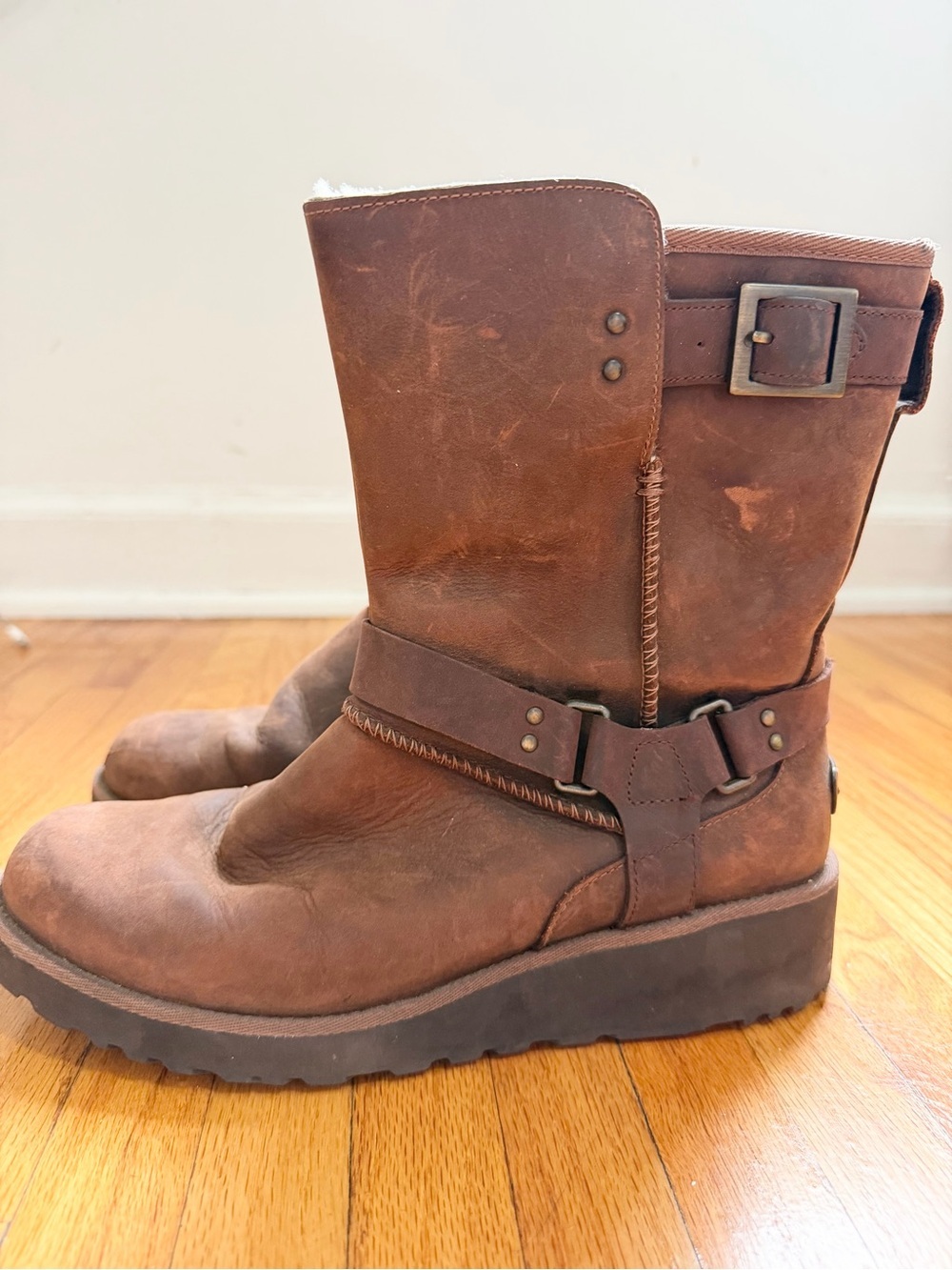 Ugg Maddox brown leather winter boots size 8 women
